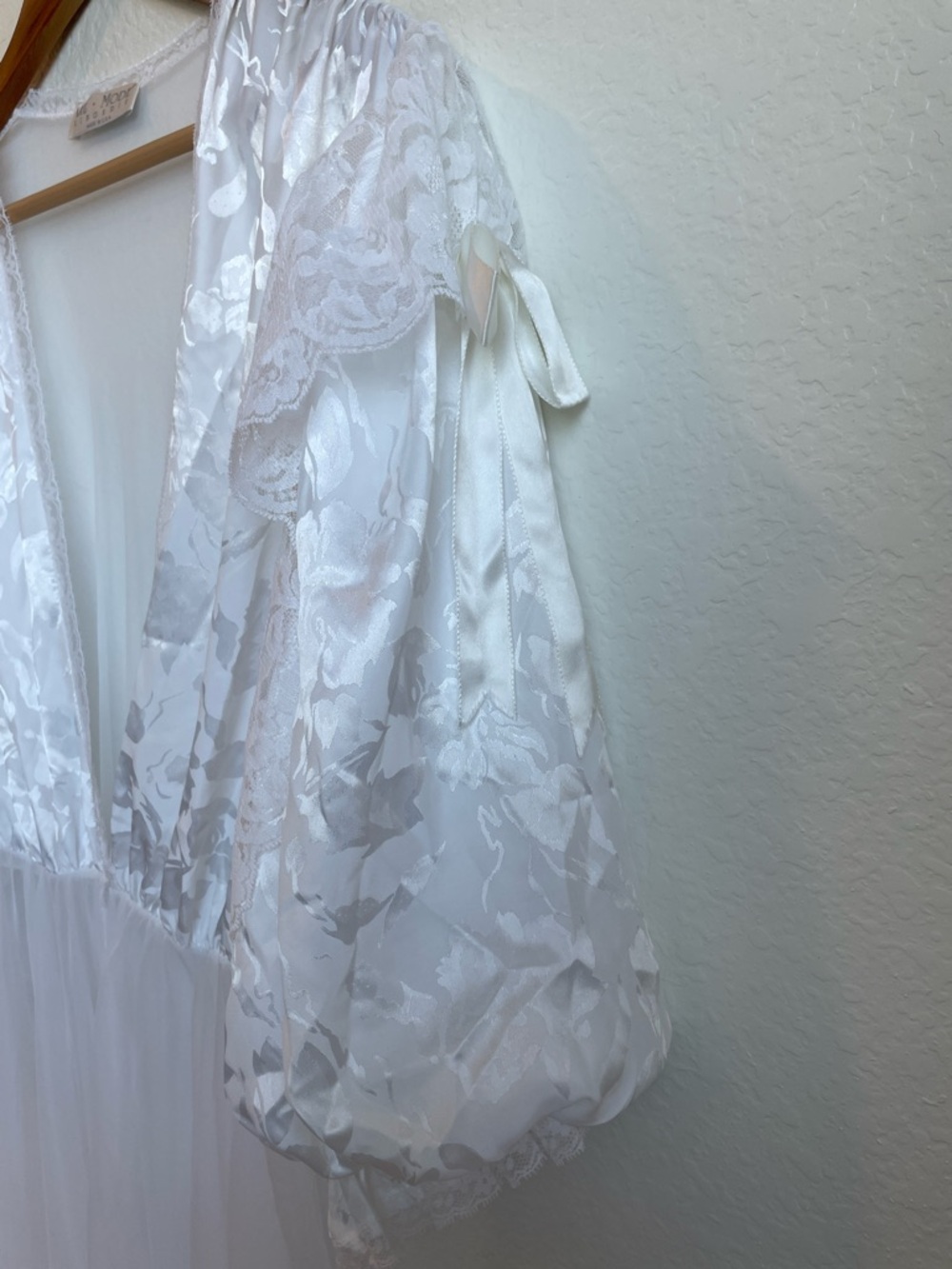 Val Mode Lingerie White Lace-Trim Peignoir • Large - Picture 7 of 14